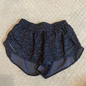 Lululemon Hotty Hot 2.5in Low Rise Size 6